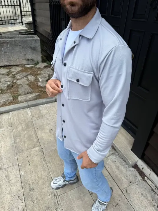 Erkek Diagonal Kumaş Cepli Çıtçıtlı uzun Kollu, Gömlek Oversize Rahat Kalıp Günlük Şık Stil - Gri Erkek Diagonal Kumaş Cepli Çıtçıtlı uzun Kollu, Gömlek Oversize Rahat Kalıp Günlük Şık Stil - Gri