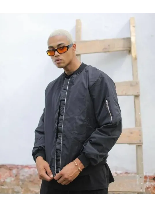 Unisex Siyah Bomber Mont – Su İtici Kumaş, Kapitone Astarlı, Fermuarlı ve Günlük Kullanıma Uygun Ceket- Siyah Unisex Siyah Bomber Mont – Su İtici Kumaş, Kapitone Astarlı, Fermuarlı ve Günlük Kullanıma Uygun Ceket- Siyah