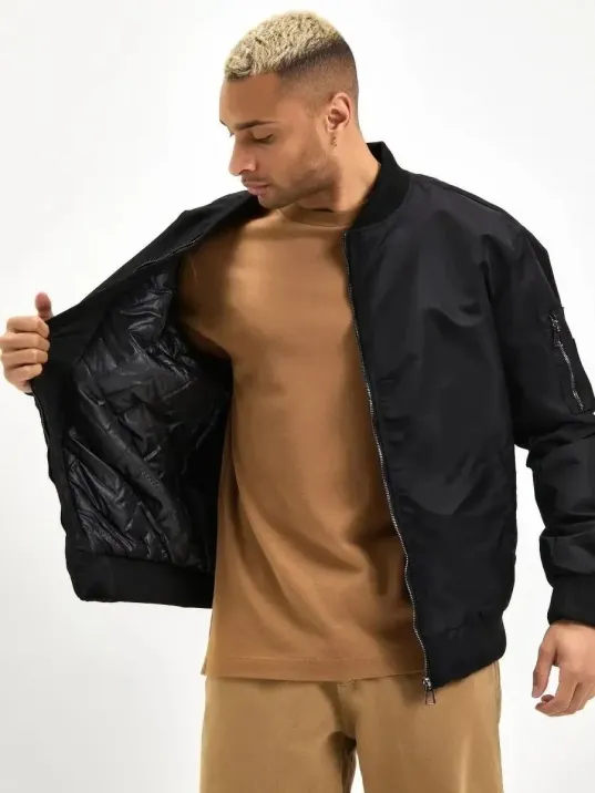 Unisex Siyah Bomber Mont – Su İtici Kumaş, Kapitone Astarlı, Fermuarlı ve Günlük Kullanıma Uygun Ceket- Siyah Unisex Siyah Bomber Mont – Su İtici Kumaş, Kapitone Astarlı, Fermuarlı ve Günlük Kullanıma Uygun Ceket- Siyah
