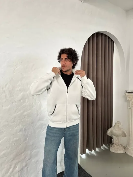 Erkek Oversize Dik Yaka Fermuarlı Sweatshirt - Zincir Nakışli Kanguru Cepli - Beyaz Erkek Oversize Dik Yaka Fermuarlı Sweatshirt - Zincir Nakışli Kanguru Cepli - Beyaz