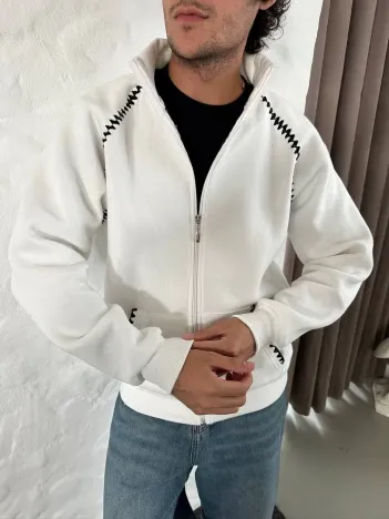 Erkek Oversize Dik Yaka Fermuarlı Sweatshirt - Zincir Nakışli Kanguru Cepli - Beyaz Erkek Oversize Dik Yaka Fermuarlı Sweatshirt - Zincir Nakışli Kanguru Cepli - Beyaz