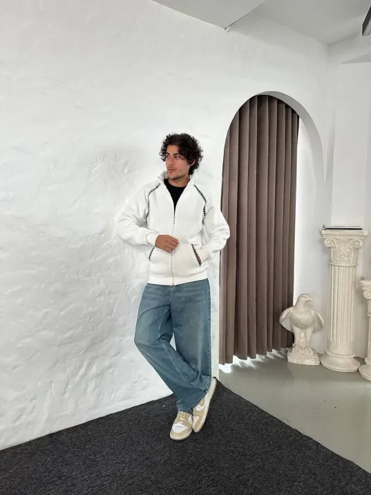 Erkek Oversize Dik Yaka Fermuarlı Sweatshirt - Zincir Nakışli Kanguru Cepli - Beyaz Erkek Oversize Dik Yaka Fermuarlı Sweatshirt - Zincir Nakışli Kanguru Cepli - Beyaz