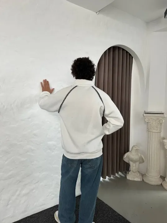 Erkek Oversize Dik Yaka Fermuarlı Sweatshirt - Zincir Nakışli Kanguru Cepli - Beyaz Erkek Oversize Dik Yaka Fermuarlı Sweatshirt - Zincir Nakışli Kanguru Cepli - Beyaz