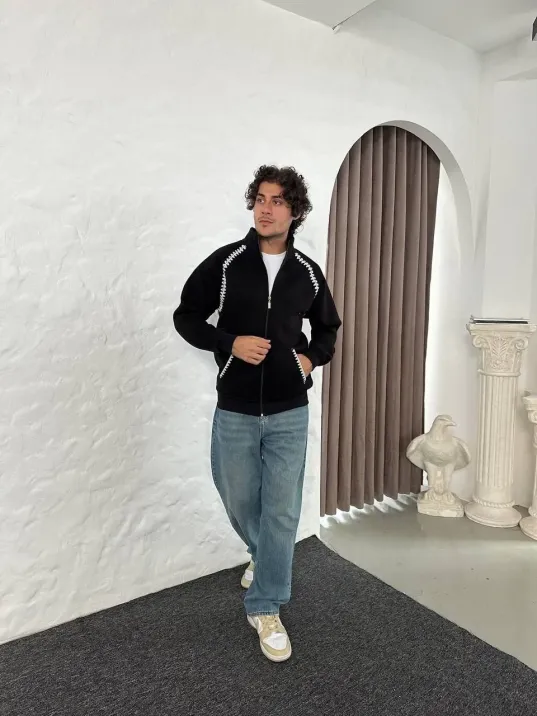 Erkek Oversize Dik Yaka Fermuarlı Sweatshirt - Zincir Nakışli Kanguru Cepli - Siyah Erkek Oversize Dik Yaka Fermuarlı Sweatshirt - Zincir Nakışli Kanguru Cepli - Siyah