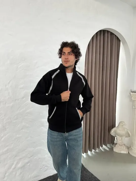 Erkek Oversize Dik Yaka Fermuarlı Sweatshirt - Zincir Nakışli Kanguru Cepli - Siyah Erkek Oversize Dik Yaka Fermuarlı Sweatshirt - Zincir Nakışli Kanguru Cepli - Siyah