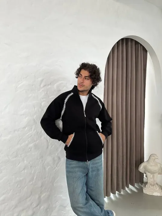 Erkek Oversize Dik Yaka Fermuarlı Sweatshirt - Zincir Nakışli Kanguru Cepli - Siyah Erkek Oversize Dik Yaka Fermuarlı Sweatshirt - Zincir Nakışli Kanguru Cepli - Siyah