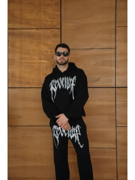 Erkek Premium Taş Baskılı Eşofman Takım Revenge Model (Siyah) Kapüşonlu Üst + Taşlı Baskılı Alt Modern Streetwear Tarzı Oversize Rahat Kalıp 3 iplik Pamuklu - Siyah Erkek Premium Taş Baskılı Eşofman Takım Revenge Model (Siyah) Kapüşonlu Üst + Taşlı Baskılı Alt Modern Streetwear Tarzı Oversize Rahat Kalıp 3 iplik Pamuklu - Siyah