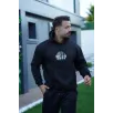 Erkek Oversize Üç İplik Kapüşonlu Sweatshirt – Siyah Sırt ve Ön Baskılı, Kanguru Cepli, Rahat Kalıp, İçi Pamuklu ModeL-Siyah Erkek Oversize Üç İplik Kapüşonlu Sweatshirt – Siyah Sırt ve Ön Baskılı, Kanguru Cepli, Rahat Kalıp, İçi Pamuklu ModeL-Siyah
