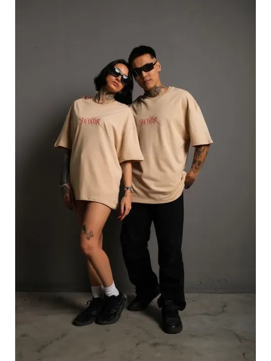 Erkek Oversize Tişört – Beyaz 24/1 Penye Kumaş, Bisiklet Yaka, Ön & Arka Baskılı, Streetwear Tarzı Rahat Büyük Kalıp T-Shirt - Bej Erkek Oversize Tişört – Beyaz 24/1 Penye Kumaş, Bisiklet Yaka, Ön & Arka Baskılı, Streetwear Tarzı Rahat Büyük Kalıp T-Shirt - Bej