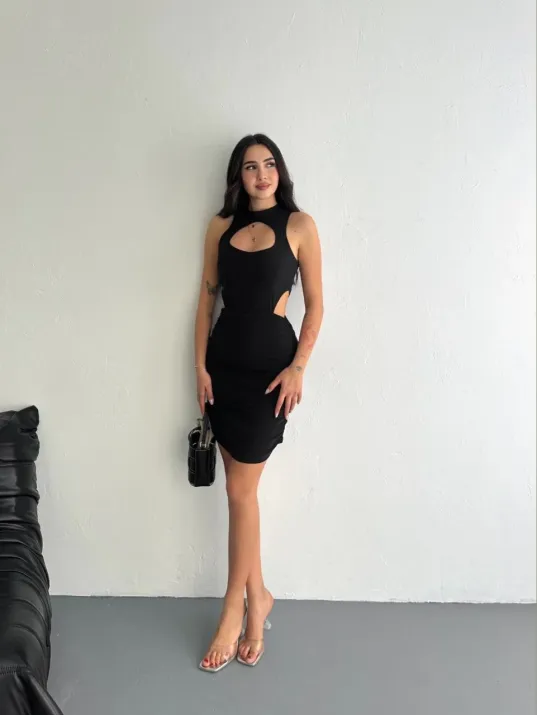 Göğüs ve Yanlar dekolteli Kolsuz Boy Elbise - Siyah