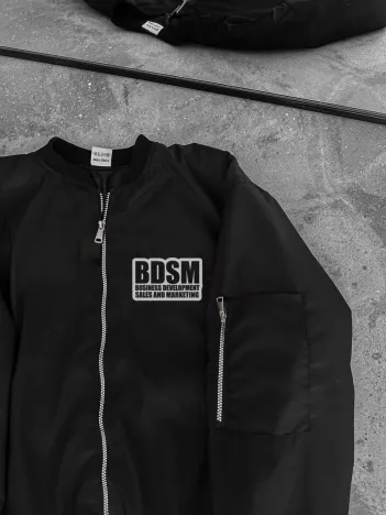 Erkek Siyah Bomber Mont – Fermuarlı, Cepli, Kapitone Astarlı, Göğüs Baskılı Tasarım Günlük Rahat Ceket - Siyah Erkek Siyah Bomber Mont – Fermuarlı, Cepli, Kapitone Astarlı, Göğüs Baskılı Tasarım Günlük Rahat Ceket - Siyah