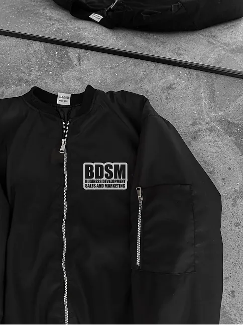 Erkek Siyah Bomber Mont – Fermuarlı, Cepli, Kapitone Astarlı, Göğüs Baskılı Tasarım Günlük Rahat Ceket - Siyah