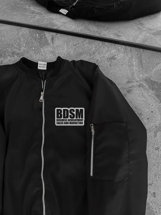 Erkek Siyah Bomber Mont – Fermuarlı, Cepli, Kapitone Astarlı, Göğüs Baskılı Tasarım Günlük Rahat Ceket - Siyah Erkek Siyah Bomber Mont – Fermuarlı, Cepli, Kapitone Astarlı, Göğüs Baskılı Tasarım Günlük Rahat Ceket - Siyah