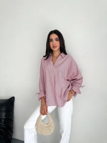 Kadın Arkası Asimetrik Yırtmaç Kesim Detaylı Cizgili Bluz Gömlek - Bordo Kadın Arkası Asimetrik Yırtmaç Kesim Detaylı Cizgili Bluz Gömlek - Bordo