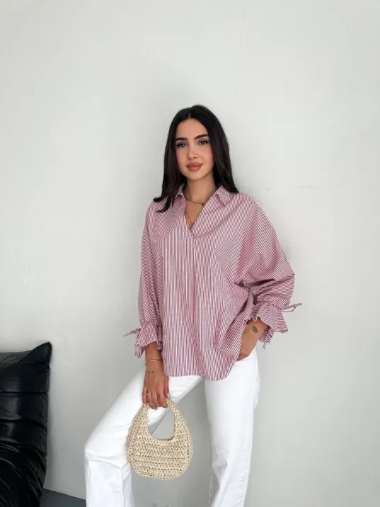 Kadın Arkası Asimetrik Yırtmaç Kesim Detaylı Cizgili Bluz Gömlek - Bordo Kadın Arkası Asimetrik Yırtmaç Kesim Detaylı Cizgili Bluz Gömlek - Bordo