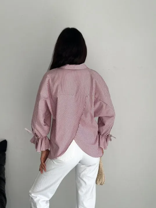 Kadın Arkası Asimetrik Yırtmaç Kesim Detaylı Cizgili Bluz Gömlek - Bordo Kadın Arkası Asimetrik Yırtmaç Kesim Detaylı Cizgili Bluz Gömlek - Bordo