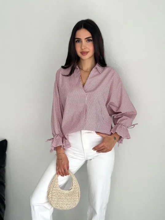 Kadın Arkası Asimetrik Yırtmaç Kesim Detaylı Cizgili Bluz Gömlek - Bordo Kadın Arkası Asimetrik Yırtmaç Kesim Detaylı Cizgili Bluz Gömlek - Bordo