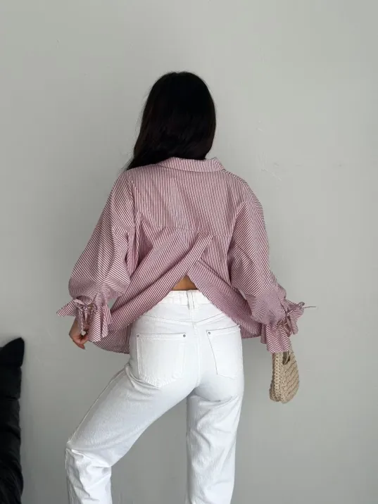 Kadın Arkası Asimetrik Yırtmaç Kesim Detaylı Cizgili Bluz Gömlek - Bordo Kadın Arkası Asimetrik Yırtmaç Kesim Detaylı Cizgili Bluz Gömlek - Bordo