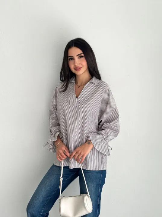 Kadın Arkası Asimetrik Yırtmaç Kesim Detaylı Cizgili Bluz Gömlek - Gri Kadın Arkası Asimetrik Yırtmaç Kesim Detaylı Cizgili Bluz Gömlek - Gri