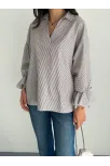 Kadın Arkası Asimetrik Yırtmaç Kesim Detaylı Cizgili Bluz Gömlek - Gri Kadın Arkası Asimetrik Yırtmaç Kesim Detaylı Cizgili Bluz Gömlek - Gri