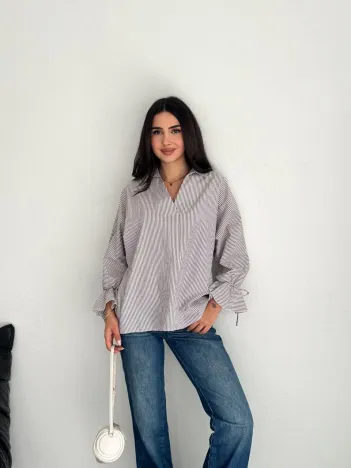 Kadın Arkası Asimetrik Yırtmaç Kesim Detaylı Cizgili Bluz Gömlek - Gri Kadın Arkası Asimetrik Yırtmaç Kesim Detaylı Cizgili Bluz Gömlek - Gri