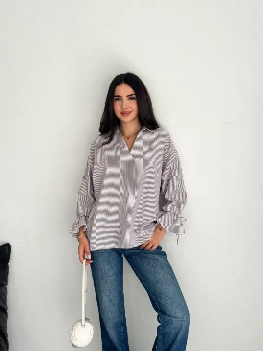 Kadın Arkası Asimetrik Yırtmaç Kesim Detaylı Cizgili Bluz Gömlek - Gri Kadın Arkası Asimetrik Yırtmaç Kesim Detaylı Cizgili Bluz Gömlek - Gri