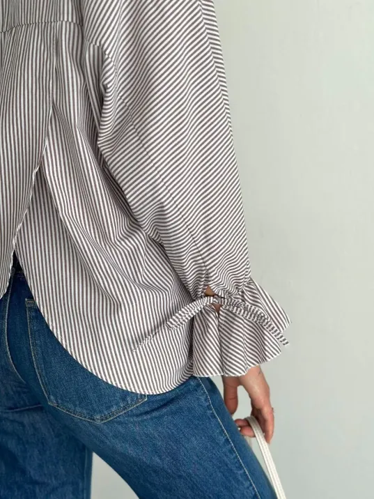 Kadın Arkası Asimetrik Yırtmaç Kesim Detaylı Cizgili Bluz Gömlek - Gri Kadın Arkası Asimetrik Yırtmaç Kesim Detaylı Cizgili Bluz Gömlek - Gri