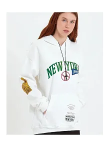 Kadın Baskılı Kapüşonlu Sweatshirt - Beyaz