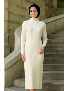 Kadın Tesettür Triko Elbise – Boğazlı Uzun Fitilli Dokuma, Esnek Tam Kalıp, 130 Cm Midi Boy, Bahar & Kış Şık Rahat Stil - Beyaz