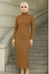 Kadın Tesettür Triko Elbise – Boğazlı Uzun Fitilli Dokuma, Esnek Tam Kalıp, 130 Cm Midi Boy, Bahar & Kış Şık Rahat Stil - Kahverengi