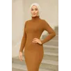 Kadın Tesettür Triko Elbise – Boğazlı Uzun Fitilli Dokuma, Esnek Tam Kalıp, 130 cm Midi Boy, Bahar & Kış Şık Rahat Stil - Kahverengi