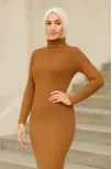 Kadın Tesettür Triko Elbise – Boğazlı Uzun Fitilli Dokuma, Esnek Tam Kalıp, 130 Cm Midi Boy, Bahar & Kış Şık Rahat Stil - Kahverengi