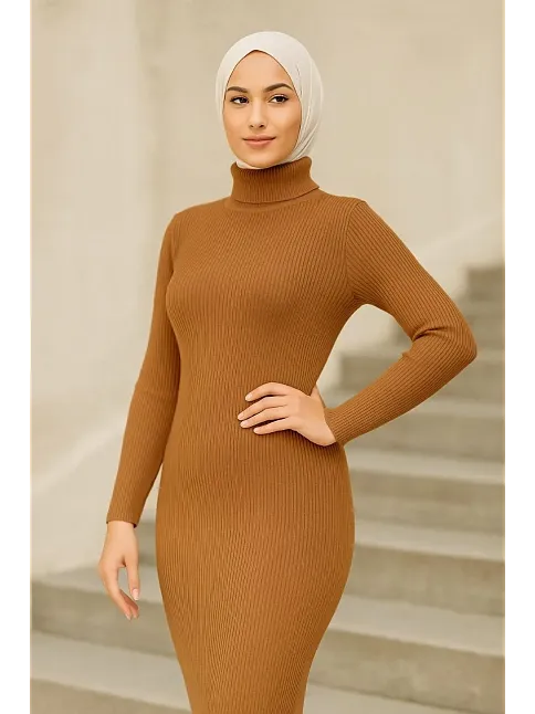 Kadın Tesettür Triko Elbise – Boğazlı Uzun Fitilli Dokuma, Esnek Tam Kalıp, 130 Cm Midi Boy, Bahar & Kış Şık Rahat Stil - Kahverengi