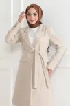 Kadın Kaşe Kaban – Uzun Boy Kruvaze Yaka, Kuşaklı Tesettür Kışlık Kaban, Astarlı Şık Yünlü Dokuma Oversize Rahat Kalıp, Cepli Modern Kaşe Mont Modeli - Bej