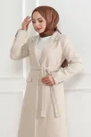 Kadın Kaşe Kaban – Uzun Boy Kruvaze Yaka, Kuşaklı Tesettür Kışlık Kaban, Astarlı Şık Yünlü Dokuma Oversize Rahat Kalıp, Cepli Modern Kaşe Mont Modeli - Bej