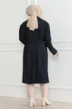 Kadın Kaşe Kaban – Uzun Boy Kruvaze Yaka Kuşaklı Tesettür Kaşe Kışlık Kaban, Astarlı Şık Yünlü Dokuma Oversize Rahat Kalıp Cepli Düğmeli Modern Kap Modeli - Lacivert