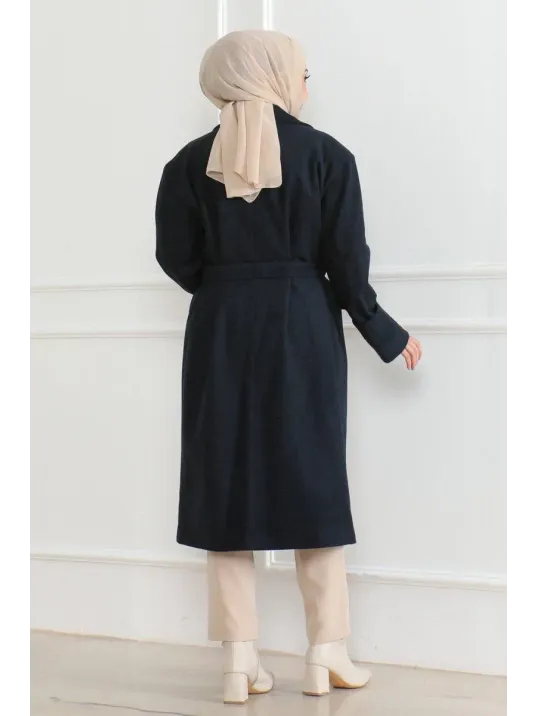 Kadın Kaşe Kaban – Uzun Boy Kruvaze Yaka Kuşaklı Tesettür Kaşe Kışlık Kaban, Astarlı Şık Yünlü Dokuma Oversize Rahat Kalıp Cepli Düğmeli Modern Kap Modeli - Lacivert