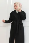 Kadın Kaşe Kaban – Uzun Boy Kruvaze Yaka, Kuşaklı Tesettür Kışlık Kaban, Astarlı Şık Yünlü Dokuma Oversize Rahat Kalıp, Cepli Modern Kaşe Mont Modeli - Siyah
