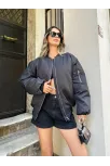 Kadın Oversize Bomber Ceket – Siyah, Fermuarlı, Sokak Modası Tarzı Mont - Siyah Kadın Oversize Bomber Ceket – Siyah, Fermuarlı, Sokak Modası Tarzı Mont - Siyah