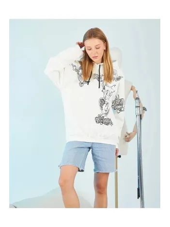 Kadın Kapüşonlu Üç İplik Sweatshirt – Beyaz Strong Heykel Baskılı, Rahat Kalıp, Kanguru Cepli Modern Tasarım Kadın Kapüşonlu Üç İplik Sweatshirt – Beyaz Strong Heykel Baskılı, Rahat Kalıp, Kanguru Cepli Modern Tasarım