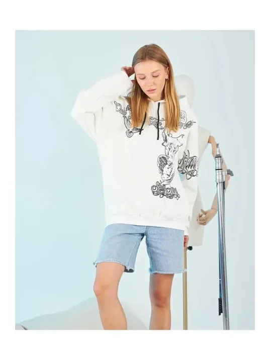 Kadın Kapüşonlu Üç İplik Sweatshirt – Beyaz Strong Heykel Baskılı, Rahat Kalıp, Kanguru Cepli Modern Tasarım Kadın Kapüşonlu Üç İplik Sweatshirt – Beyaz Strong Heykel Baskılı, Rahat Kalıp, Kanguru Cepli Modern Tasarım