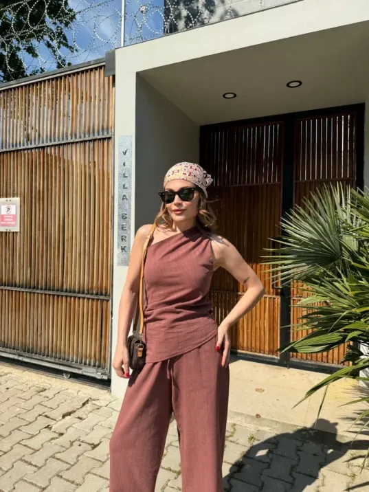 Kadın Keten Asimetrik Tek Omuzlu Bluz Pantalon Takım- Bordo Kadın Keten Asimetrik Tek Omuzlu Bluz Pantalon Takım- Bordo