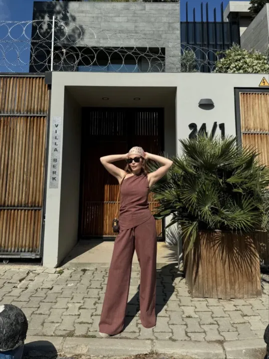 Kadın Keten Asimetrik Tek Omuzlu Bluz Pantalon Takım- Bordo Kadın Keten Asimetrik Tek Omuzlu Bluz Pantalon Takım- Bordo