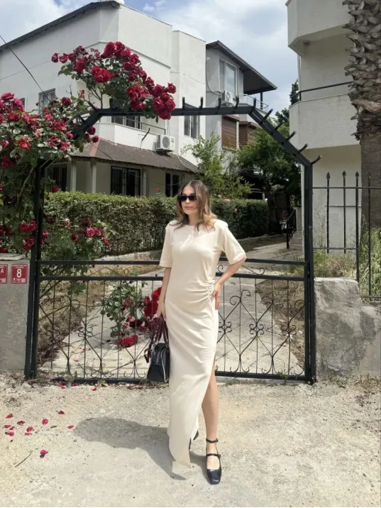 Kadın Kısa Kollu Uzun Yandan Yırtmaçlı Elbise - Bej