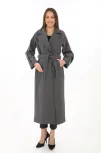 Kadın Uzun Kaşe Kaban – Yünlü Dokuma Kaşmir Kumaş, Kruvaze Yaka, Kuşaklı Astarlı Tesettür Uyumlu Şık Kışlık Siyah Model - Füme