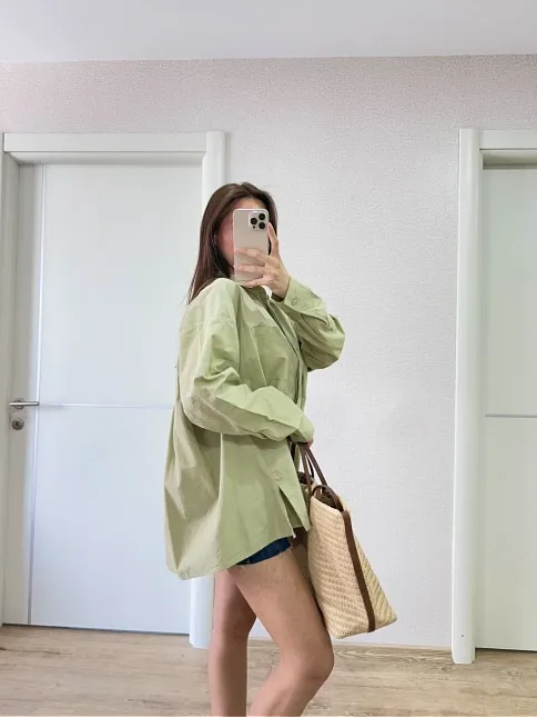 Kadın Oversize Pens Detaylı Cepli Yırtmaçlı Rahat Kalıp Poplin Gömlek - Yeşil Kadın Oversize Pens Detaylı Cepli Yırtmaçlı Rahat Kalıp Poplin Gömlek - Yeşil