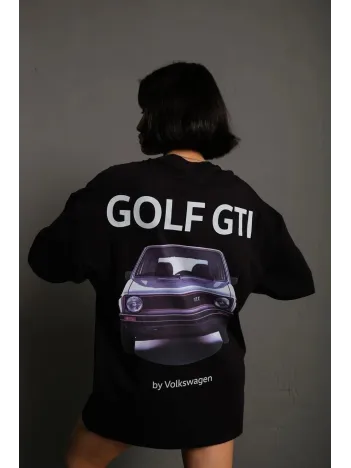 Kadın Oversize Baskılı Tişört – Golf GTI Retro Araba Desenli, Ön & Arka Dijital Baskı, Sokak Modası Stil - Siyah Kadın Oversize Baskılı Tişört – Golf GTI Retro Araba Desenli, Ön & Arka Dijital Baskı, Sokak Modası Stil - Siyah