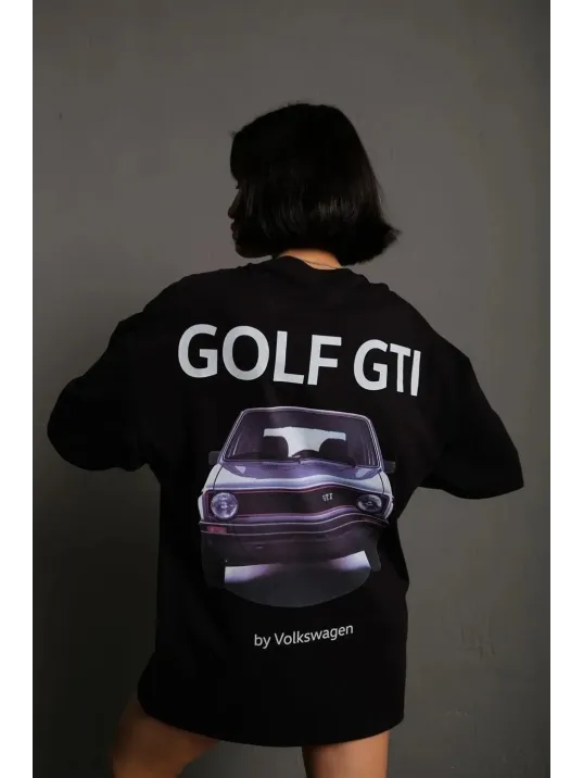 Kadın Oversize Baskılı Tişört – Golf GTI Retro Araba Desenli, Ön & Arka Dijital Baskı, Sokak Modası Stil - Siyah Kadın Oversize Baskılı Tişört – Golf GTI Retro Araba Desenli, Ön & Arka Dijital Baskı, Sokak Modası Stil - Siyah