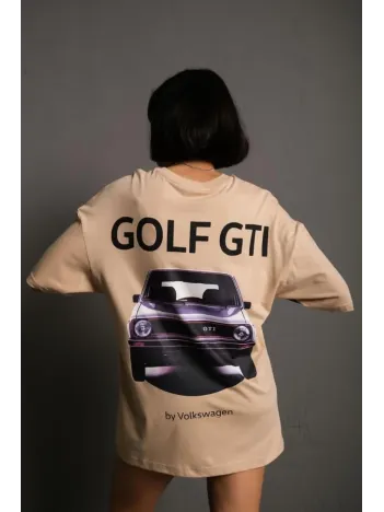 Kadın Oversize Baskılı Tişört – Golf GTI Retro Araba Desenli, Ön & Arka Dijital Baskı, Sokak Modası Stil - Bej Kadın Oversize Baskılı Tişört – Golf GTI Retro Araba Desenli, Ön & Arka Dijital Baskı, Sokak Modası Stil - Bej