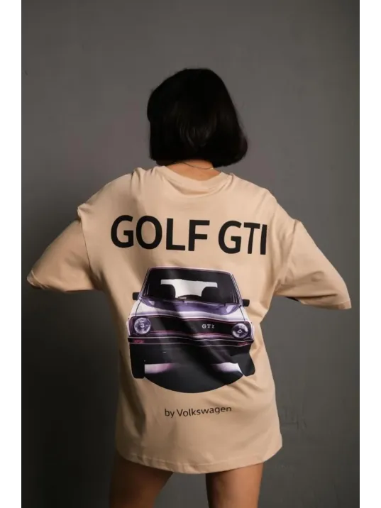 Kadın Oversize Baskılı Tişört – Golf GTI Retro Araba Desenli, Ön & Arka Dijital Baskı, Sokak Modası Stil - Bej Kadın Oversize Baskılı Tişört – Golf GTI Retro Araba Desenli, Ön & Arka Dijital Baskı, Sokak Modası Stil - Bej